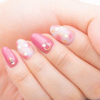 淡いピンクとホワイトのツートンネイルアートの写真