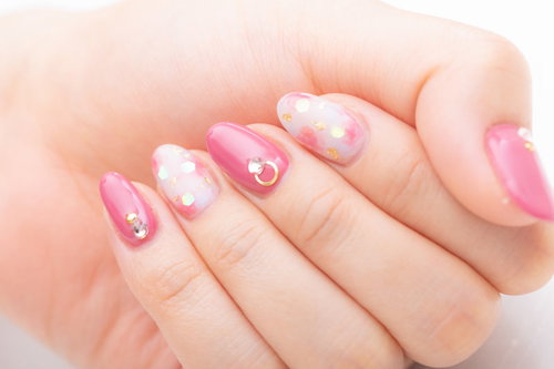 淡いピンクとホワイトのツートンネイルアート