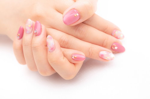 キュートなピンク色のキラキラネイルアート
