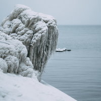 猪苗代湖の湖岸にできた飛沫氷としぶき氷のつららの写真