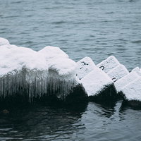 猪苗代湖の湖畔にできた小さなつらら と しぶき氷の冬景色の写真