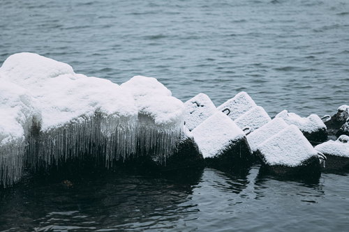 猪苗代湖の湖畔にできた小さなつらら と しぶき氷の冬景色