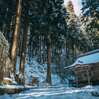 雪化粧した観音堂の写真
