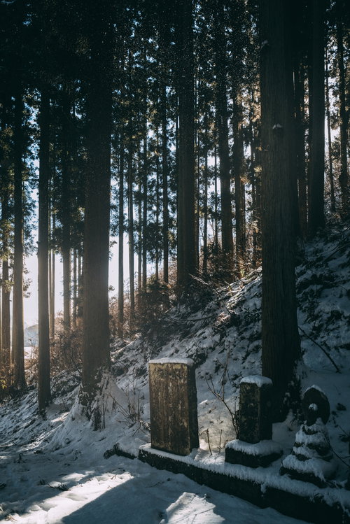雪積もる林道のお地蔵さん