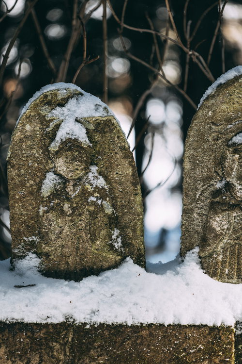 雪をかぶる石造りのお地蔵様