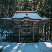 雪の観音堂から伸びる影 福島県郡山市の冬の寺院風景の写真