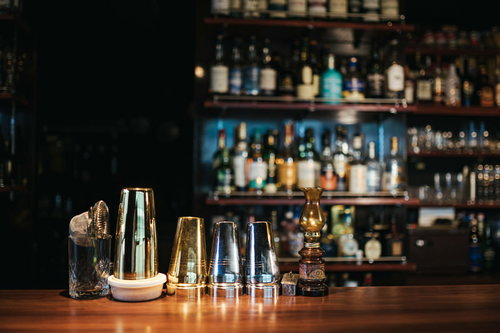 金銀大小のシェイカーが並ぶバーのカウンター