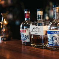 バーカウンターに並ぶモーリシャスラムなどの洋酒ボトルの写真