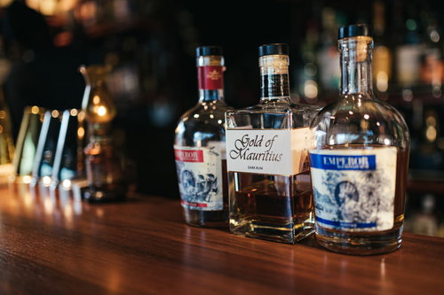 バーカウンターに並ぶモーリシャスラムなどの洋酒ボトル