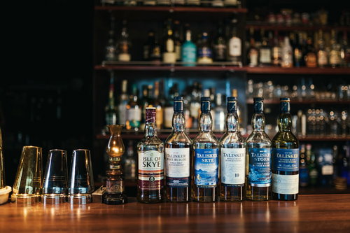 タリスカーなどスコッチウイスキーのボトルが並ぶバーカウンター