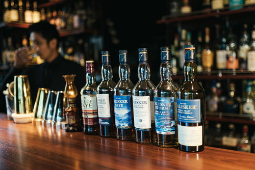 バーカウンター上に乗せられたスカイ島のウイスキーボトル