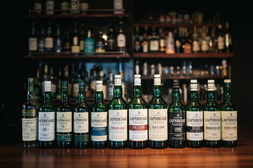バーカウンターに並ぶシングルモルトウイスキー、ラフロイグの勢ぞろい