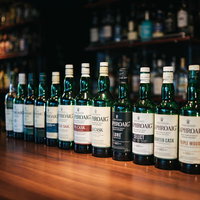 人気のラフロイグシリーズなど通には馴染み深い、アイラモルトのボトルの数々の写真