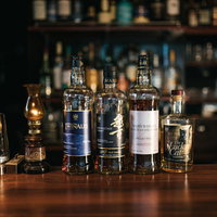 バーカウンターに並ぶさまざまな種類のジャパニーズウイスキーの写真