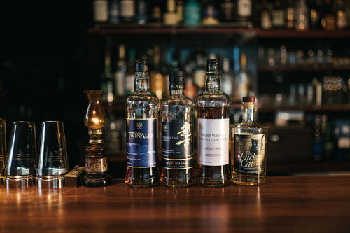 バーカウンターに並ぶさまざまな種類のジャパニーズウイスキー