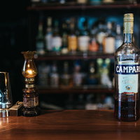 バーカウンターに置かれたカンパリのボトルの写真