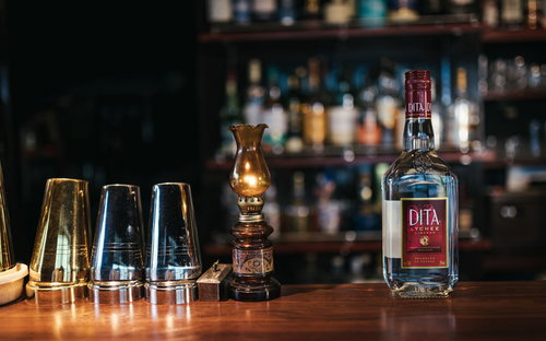 バーカクテルの定番ライチのリキュール、ディタのボトルとバーカウンター