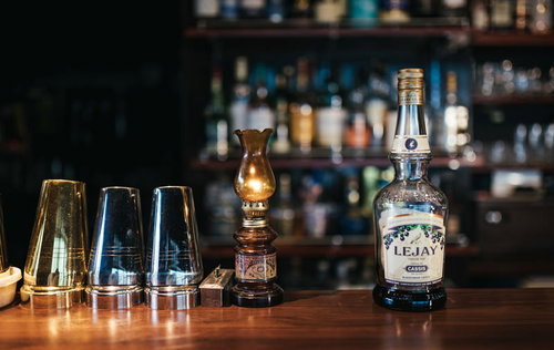 ルジェクレームドカシスのくびれたボトルをバーカウンターに配置