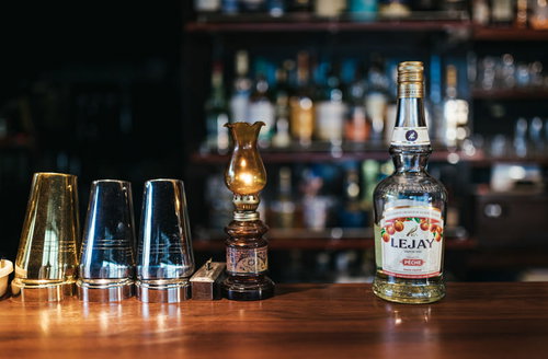 桃のリキュール「ルジェクレームドペシェ」とバーカウンター