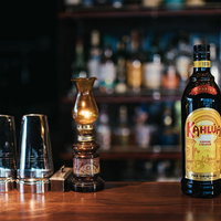 カルーアミルクでおなじみな甘苦いコーヒーのリキュール、カルーアとバーカウンターの写真