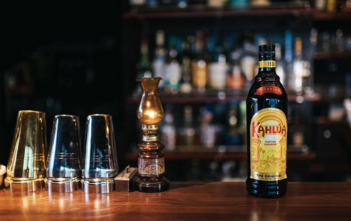 カルーアミルクでおなじみな甘苦いコーヒーのリキュール、カルーアとバーカウンター