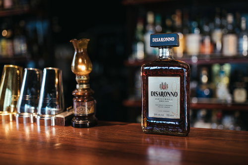 ディサローノアマレット、バーカウンターに置かれたグラスとボトル