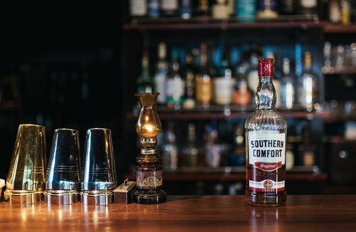 サザンカンフォートリキュールとバーカウンター