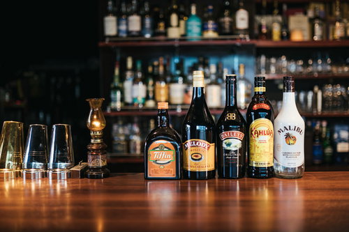 女性に人気のカルーアやマリブなどの甘いリキュールボトルとバーカウンター