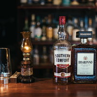 シシリアンキッスの材料ボトル（サザンカンフォートとディサローノ）の写真