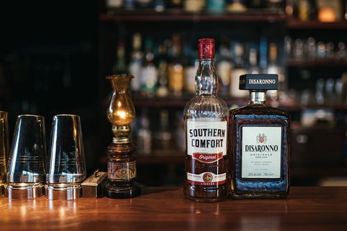 シシリアンキッスの材料ボトル（サザンカンフォートとディサローノ）