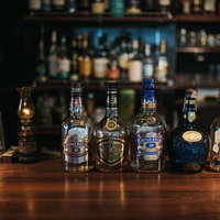 シーバスリーガルなどのウイスキーボトルとバーカウンターの写真