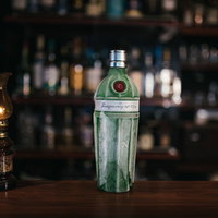 キンキンに冷えたタンカレー No.10とバーカウンターの写真