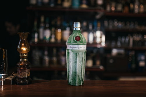 キンキンに冷えたタンカレー No.10とバーカウンター