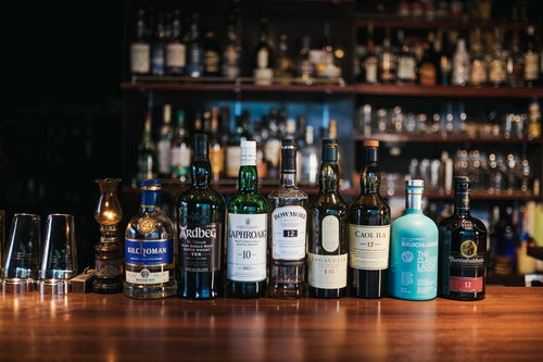 アイラモルトやシングルモルトなど多くの銘柄が並ぶバーカウンター
