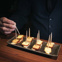 一口サイズに盛り付けられたスモークチーズの燻製の写真