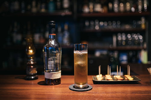 ロンサカパのロングカクテルとバーカウンター