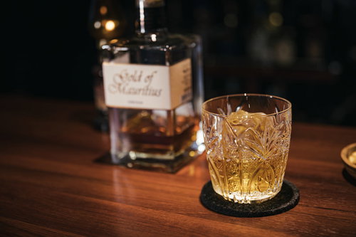ゴールドオブボーリシャスをオールドファッションドグラスで