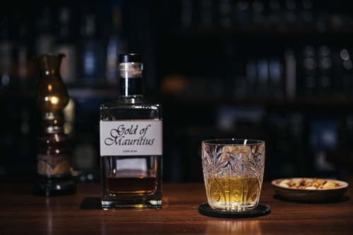 バーカウンターでゴールドオブモーリシャスをロックで楽しむ大人の時間