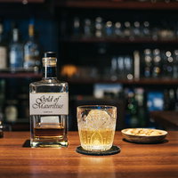 ビンテージ感のあるオシャレバーで飲むゴールドオブモーリシャスのロックの写真