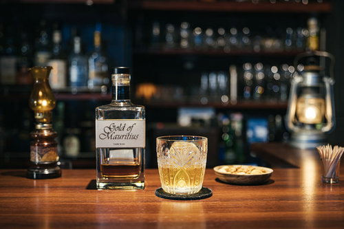 ビンテージ感のあるオシャレバーで飲むゴールドオブモーリシャスのロック