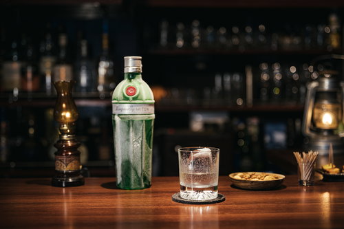 キンキンに冷えたタンカレー No.10 LONDON DRY GINと雰囲気のあるバーカウンターの写真