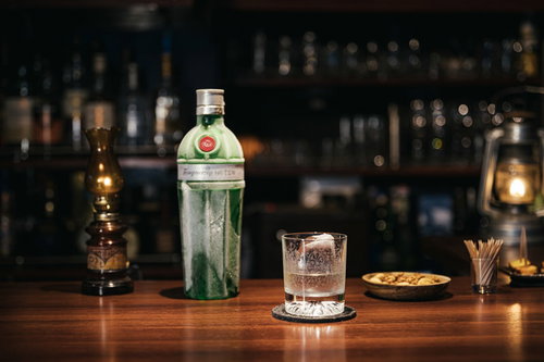 キンキンに冷えたタンカレー No.10とバーカウンター