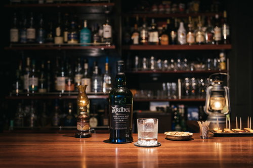 アードベッグのロックグラスが置かれたバーカウンター