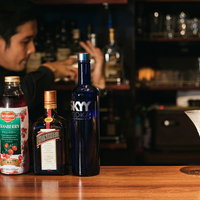 コスモポリタンカクテルをシェークするバーテンダーの写真