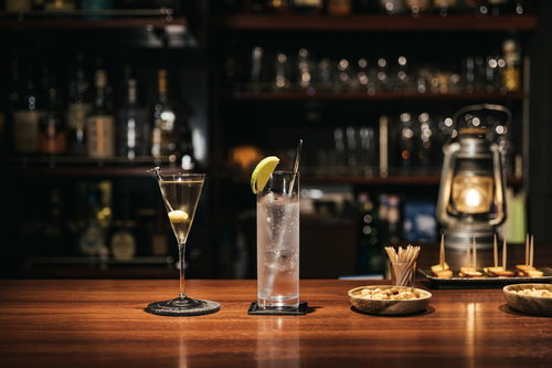 バーカウンターに並ぶマティーニとジントニック