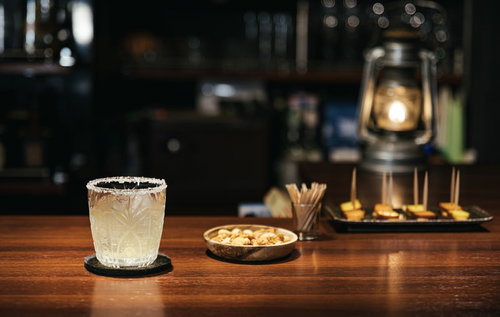 オールドファンションドグラス（マルガリータ）とバーカウンターの様子