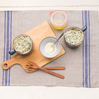 ほうれん草入り米粉生地の蒸しパンとマグカップの写真