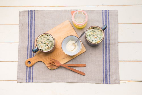 ほうれん草入り米粉生地の蒸しパンとマグカップ