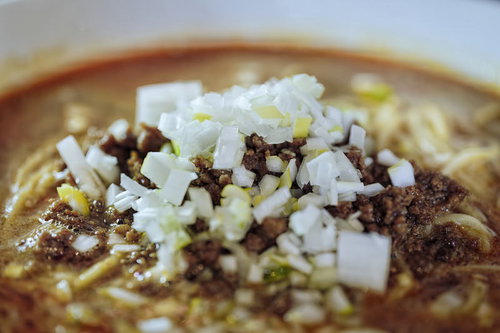 刻みネギとひき肉がたっぷりの担々麺、激辛スープ仕立ての一杯