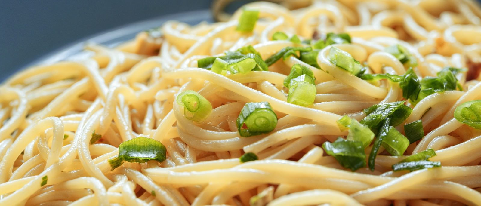 わけぎが散らされたクリーム色のスパゲティパスタ